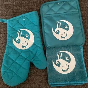 Nightmare Love Kitchen Oven Mitt Set